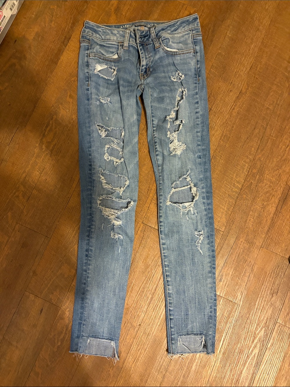 American Eagle outfitters light Blue Distressed Women’s Skinny Jeans size 4